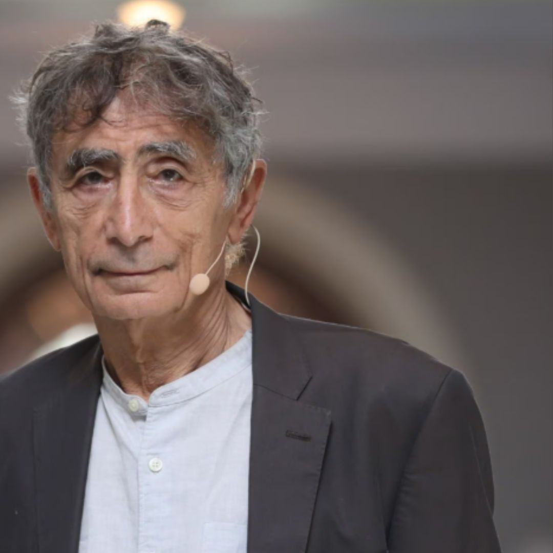 Retrato em plano fechado do Dr. Gabor Maté, médico e autor especialista em trauma, vício e desenvolvimento infantil. Ele aparece com expressão serena e atenciosa, representando autoridade no tema de conexão mente-corpo e saúde integrada