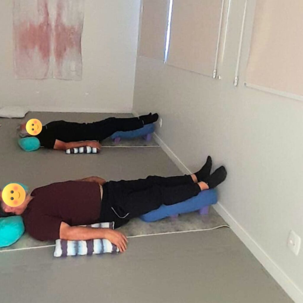 Pessoa em momento de descanso profundo e relaxamento consciente para recuperação de energia vital