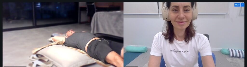 Tela do Zoom com atendimento online de Yoga Restaurativa e mentoria de bem-estar.